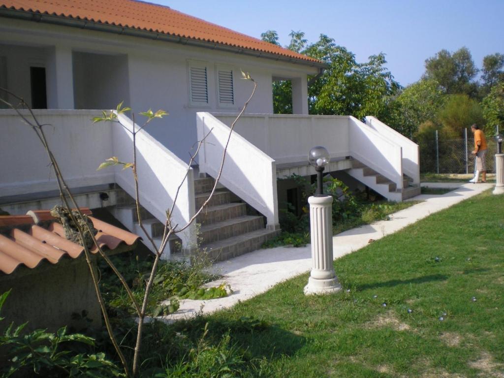 Vonkajšia záhrada v ubytovaní Apartment in Kampor with sea view, terrace, air conditioning, Wi-Fi (4610-5)