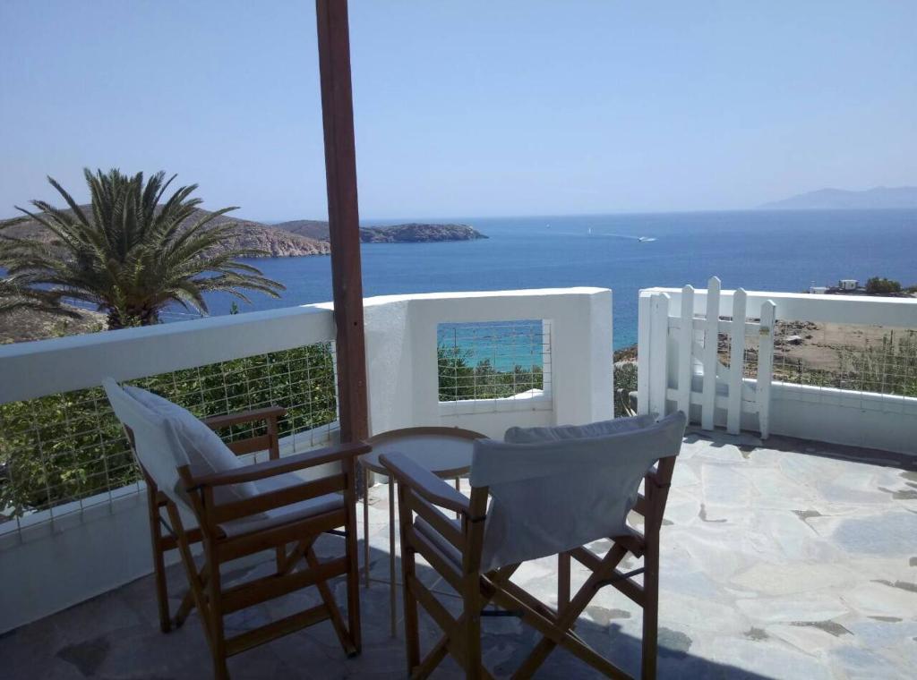 balcone con tavolo, sedie e vista sull'oceano di Chez Semiramis Sunrise Serifos 11 persons a Rámos