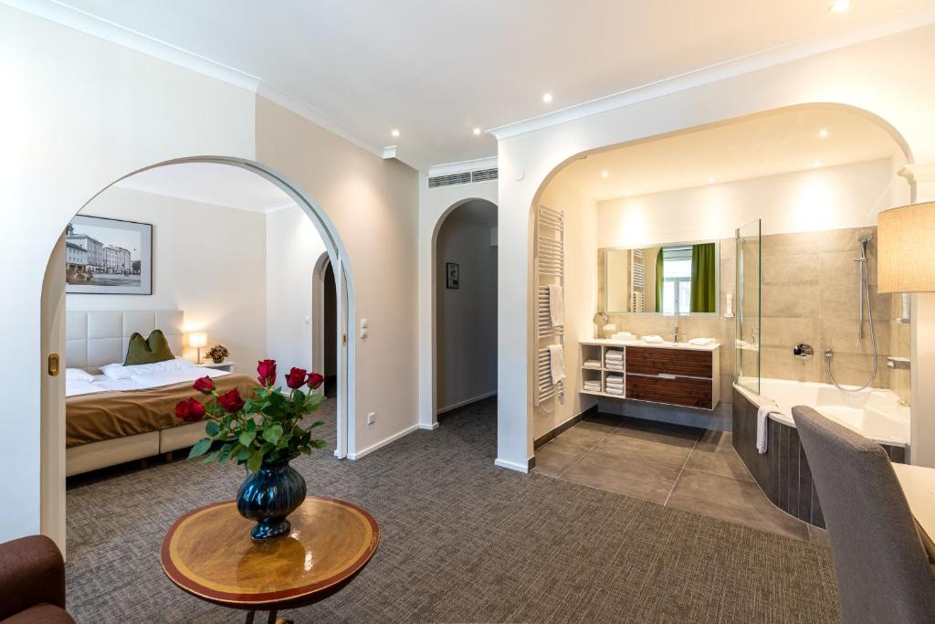 Postel nebo postele na pokoji v ubytování Altstadthotel Wolf-Dietrich
