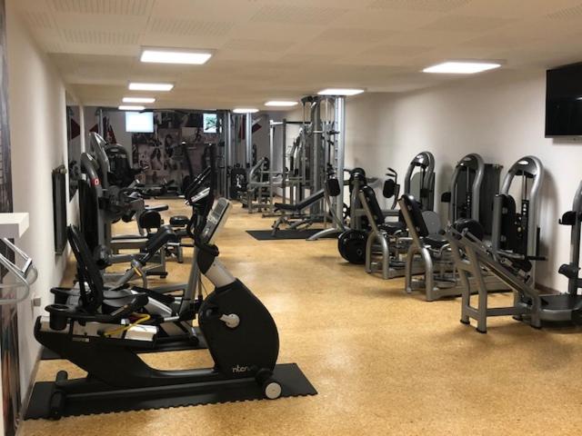 Fitness centrum a/nebo fitness zařízení v ubytování Hotel am Brünnchen