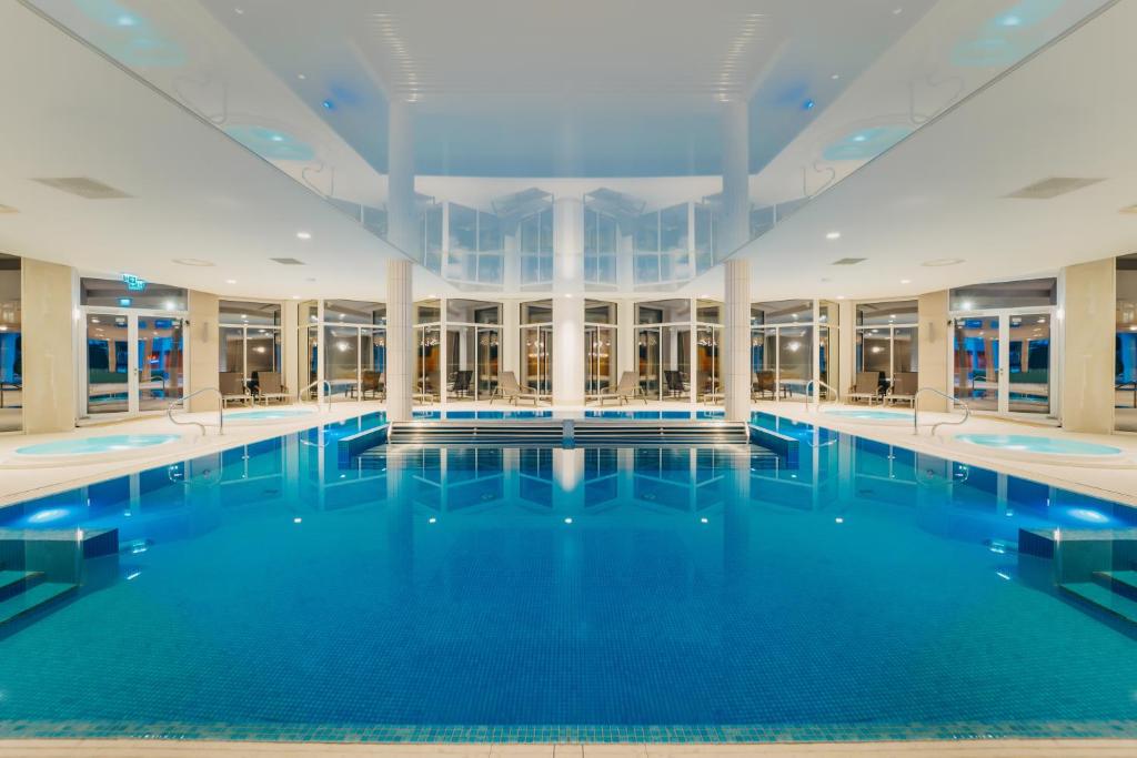 Bazén v ubytovaní Crystal Mountain Hotel Wisła alebo v jeho blízkosti