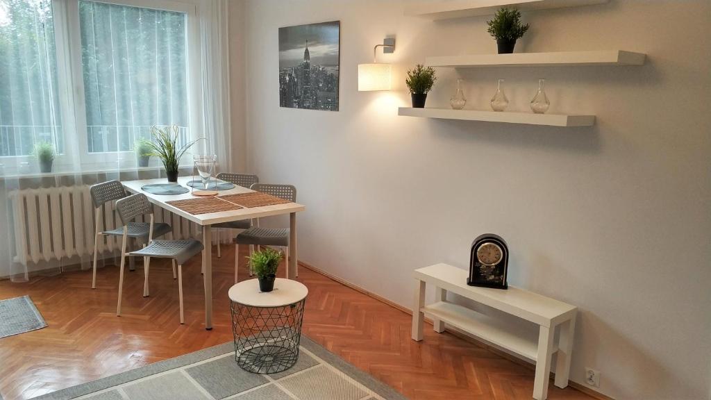 een woonkamer met een tafel en stoelen en een eetkamer bij Apartament Wiosenny 52m2 Kłodzko in Kłodzko
