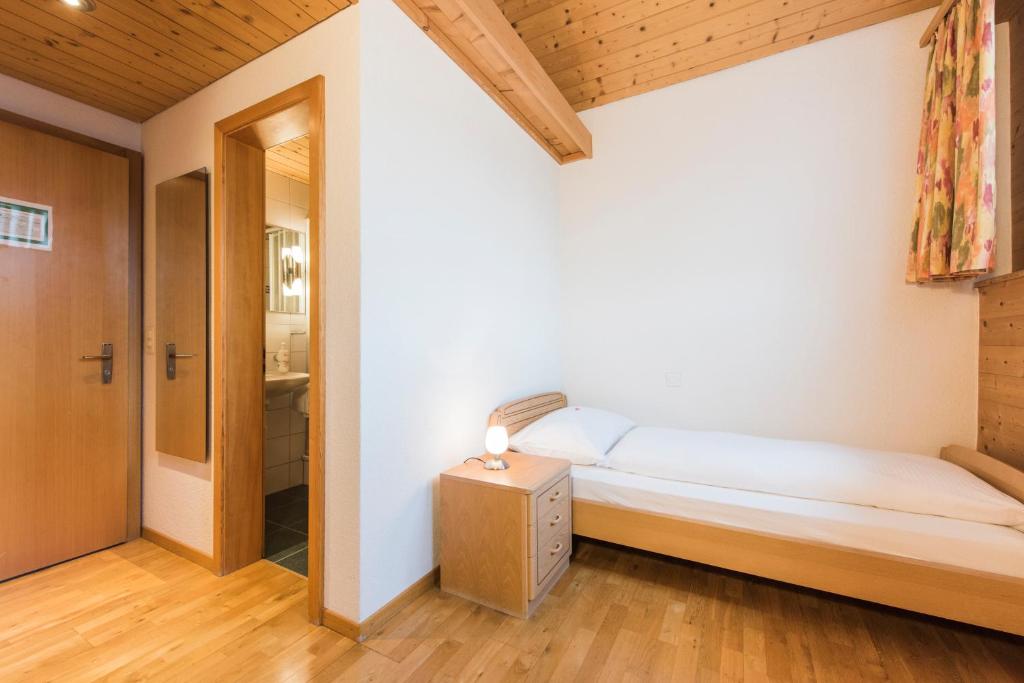 Postel nebo postele na pokoji v ubytování Hotel Alpenrose beim Ballenberg