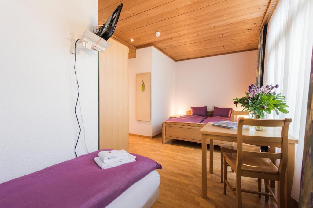 Postel nebo postele na pokoji v ubytování Hotel Alpenrose beim Ballenberg