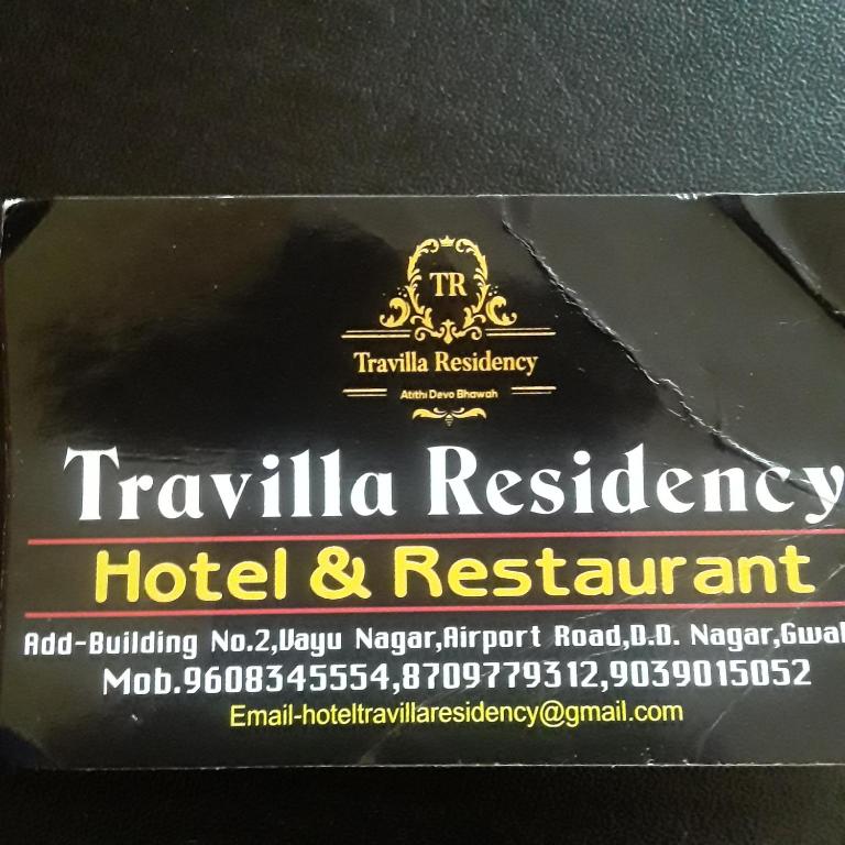 ein Schild für ein Hotel und ein Restaurant in einer Box in der Unterkunft shri bake bihari guest house in Gwalior