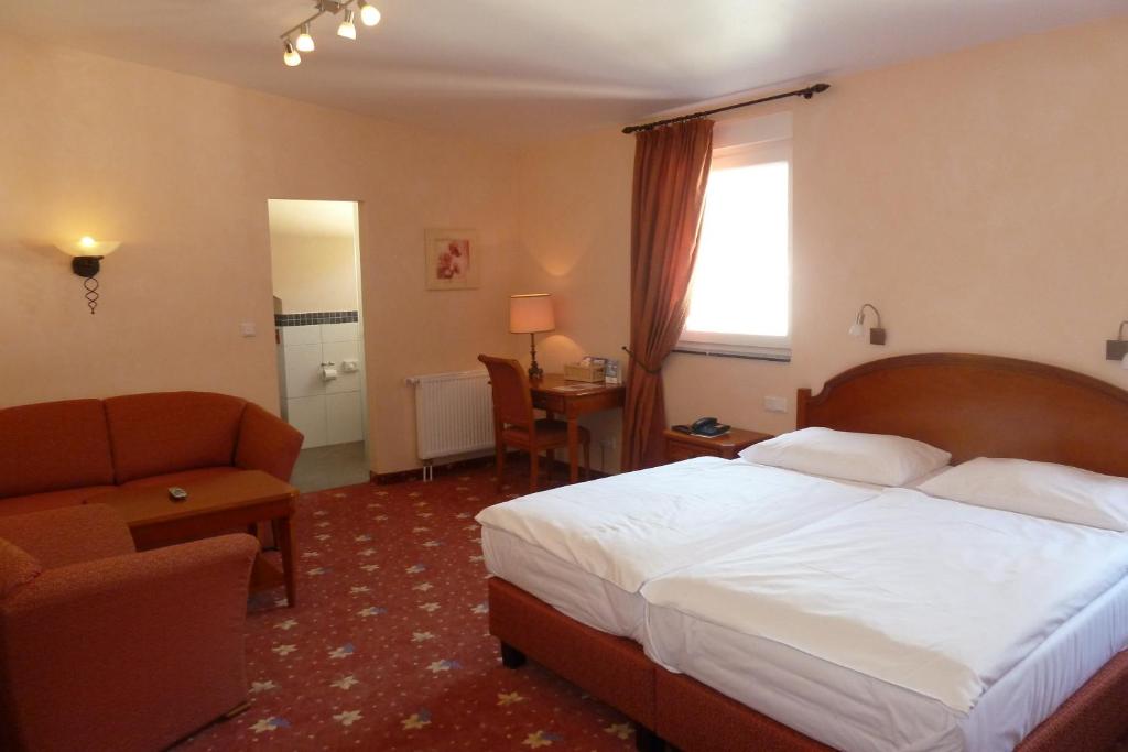 Postel nebo postele na pokoji v ubytování AKZENT Hotel Berg's Alte Bauernschänke- Wellness und Wein