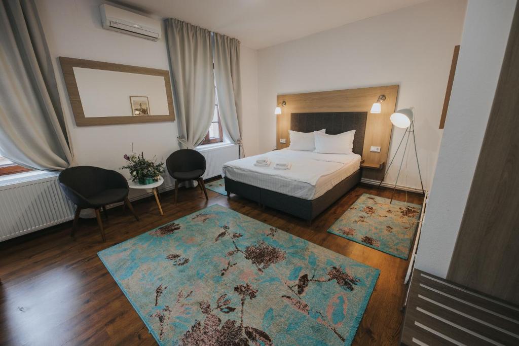 Habitación de hotel con cama y alfombra en Teatro en Sibiu