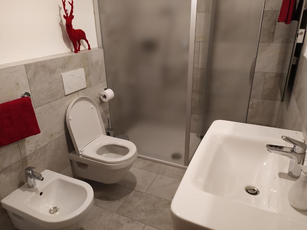 Koupelna v ubytování Apartments Ban Guggugg