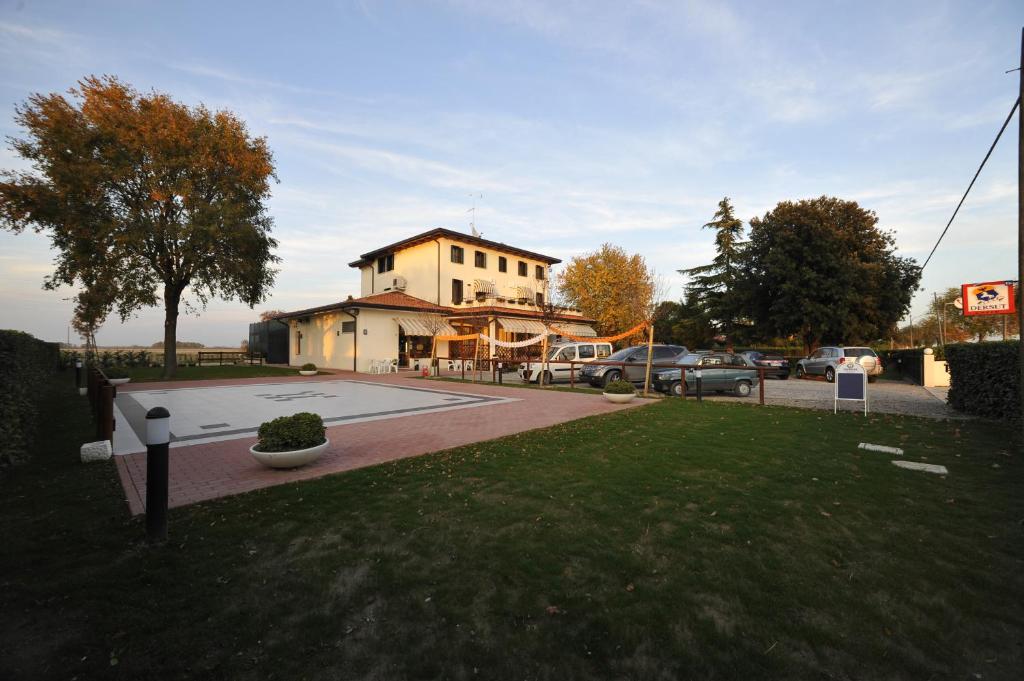 un edificio con coches estacionados en un estacionamiento en Terzo Bacino, en San Michele al Tagliamento
