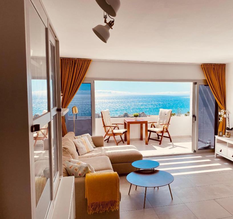sala de estar con sofá y vistas al océano en Exclusive bungalow with stunning Sea Views by 75Steps, en Maspalomas