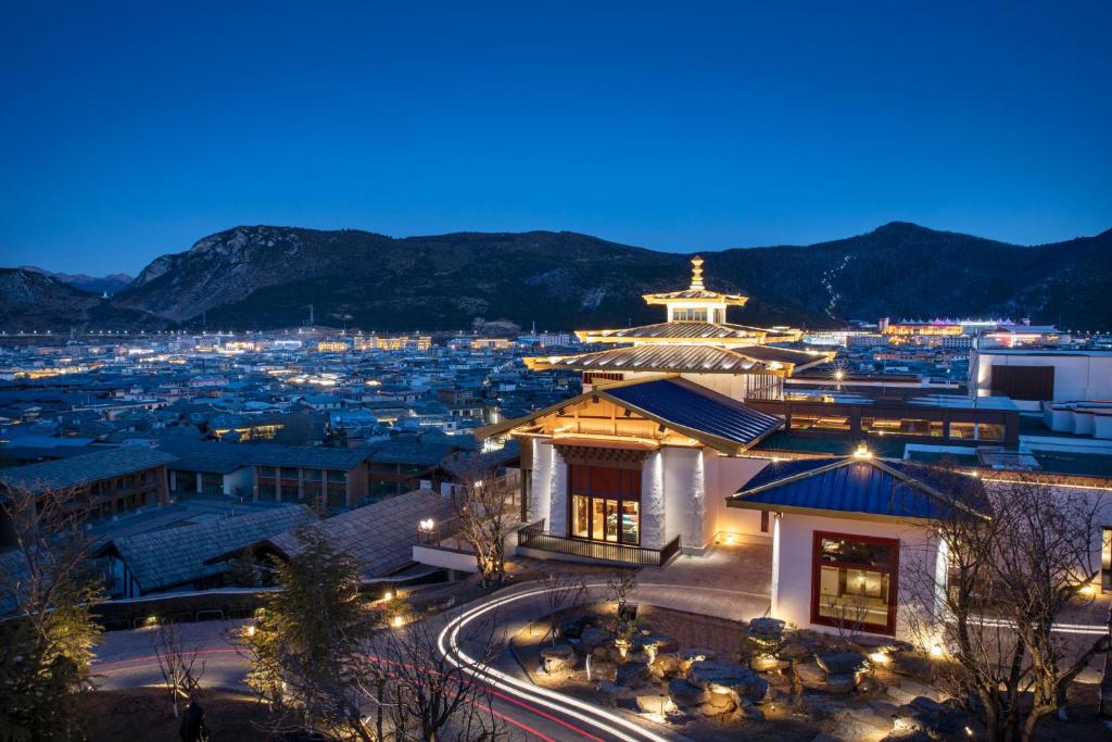 uma vista da cidade à noite em Hotel Indigo Diqing Moonlight City, an IHG Hotel em Shangri-La