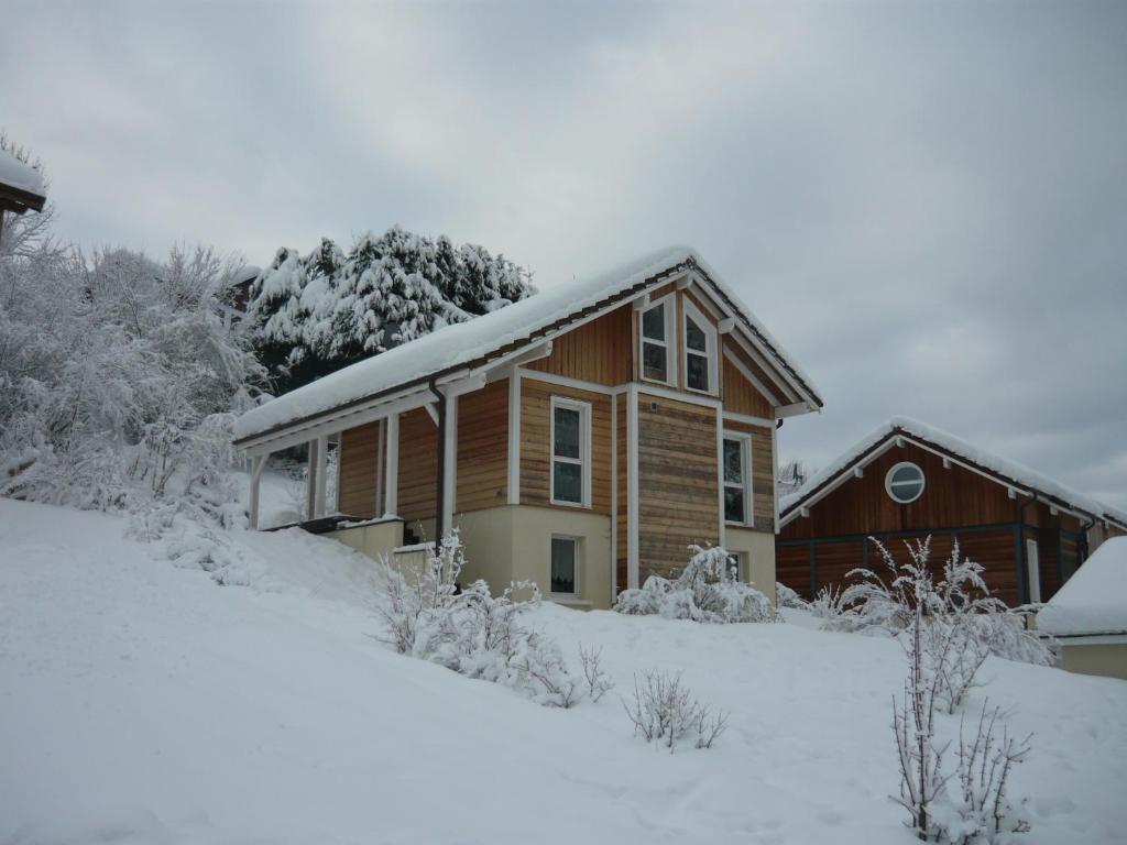 クソンリュプト・ロンジュメールにあるchalet des pierres opalinesの雪の家