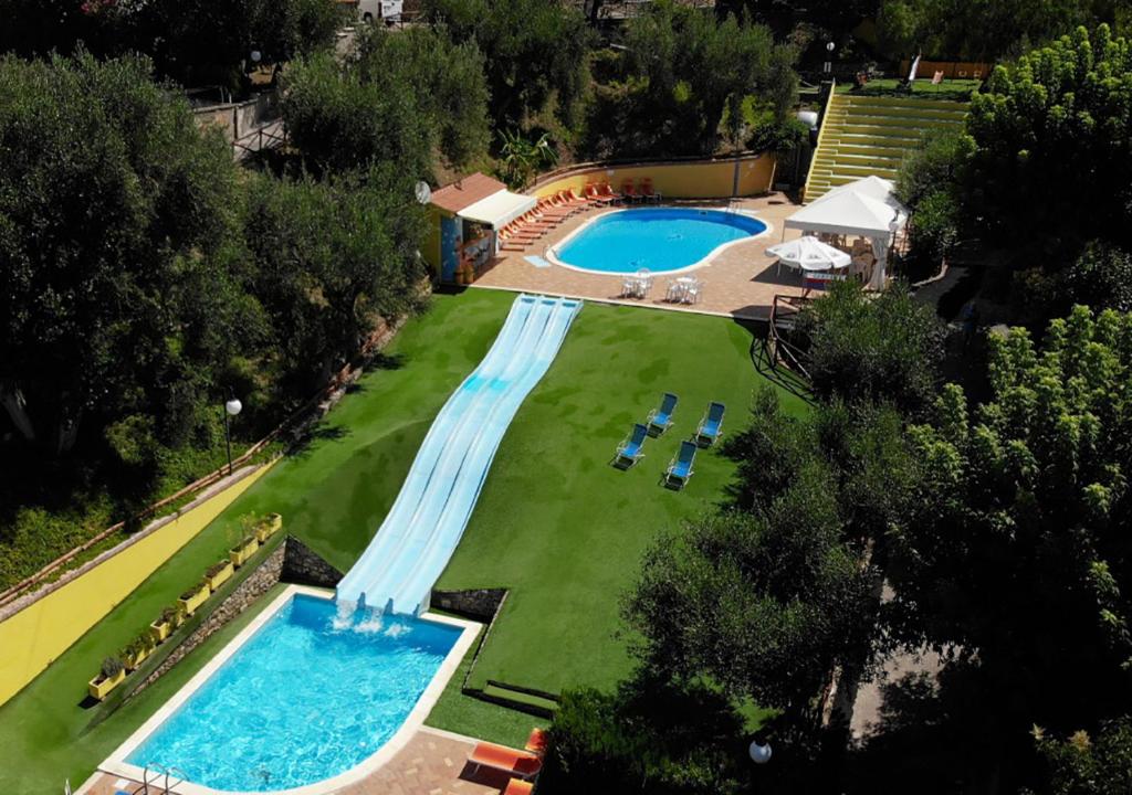 Ein Blick auf den Pool von der Unterkunft Residence Belvedere oder aus der Nähe