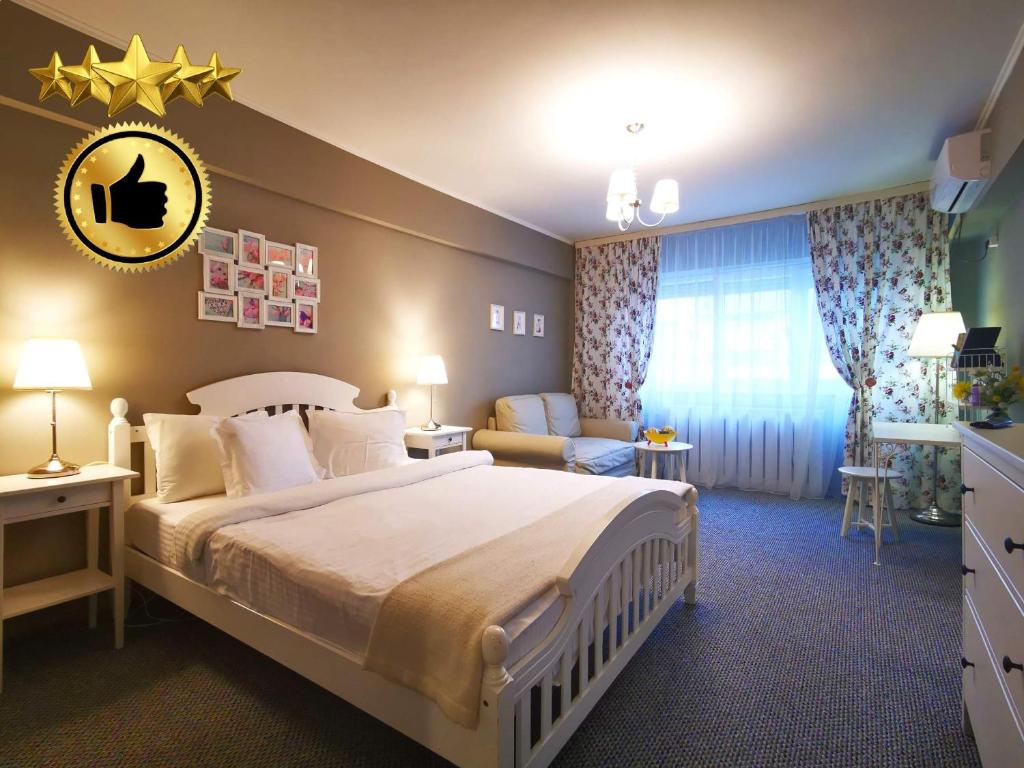ブカレストにあるSudului 810 by MRG Apartments - Spitalul Bagdasar - Spitalul Obregiaの大きなベッドとソファが備わるホテルルームです。