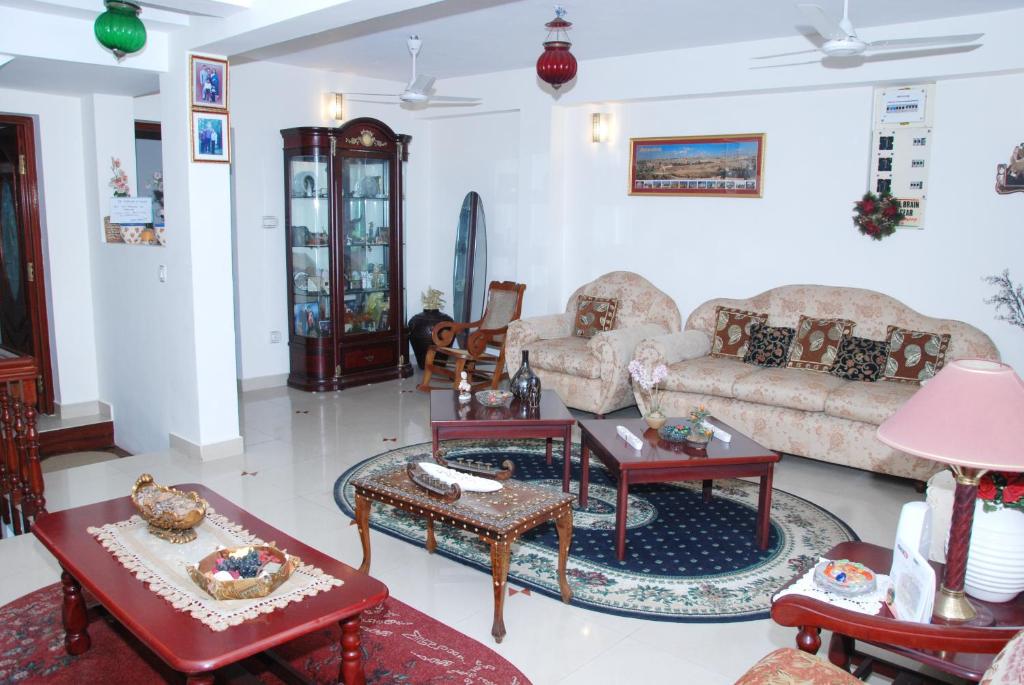 ein Wohnzimmer mit Couch und Tisch in der Unterkunft Leelu Homestay in Kochi