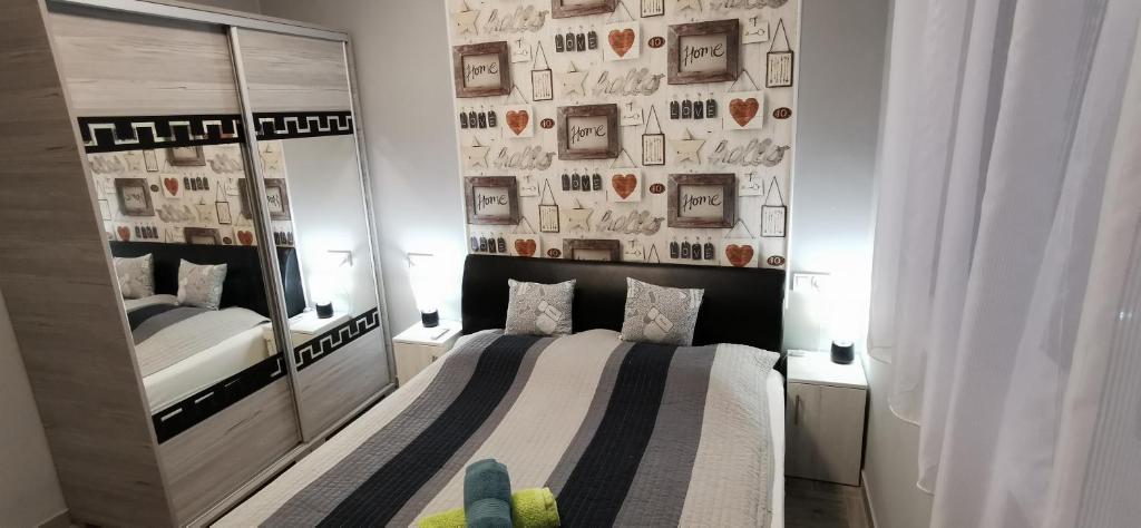 A bed or beds in a room at Sweet&Center Wellness apartman
