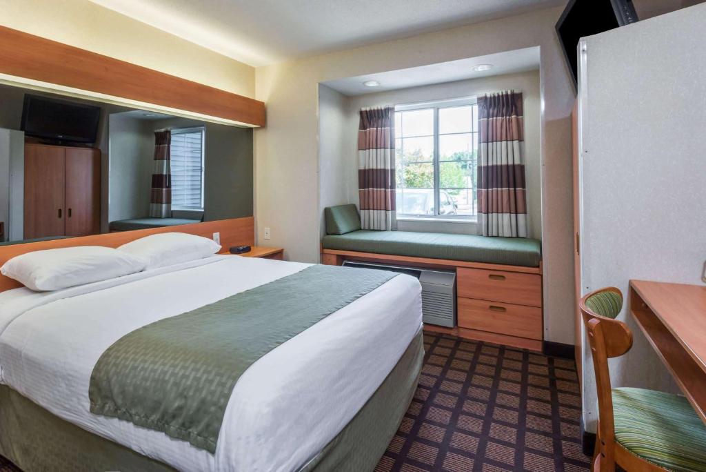 Ein Bett oder Betten in einem Zimmer der Unterkunft Microtel Inn &amp; Suites by Wyndham Uncasville Casino Area