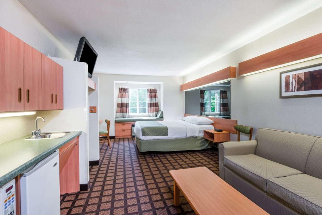 Küche&#47;Küchenzeile in der Unterkunft Microtel Inn &amp; Suites by Wyndham Uncasville Casino Area