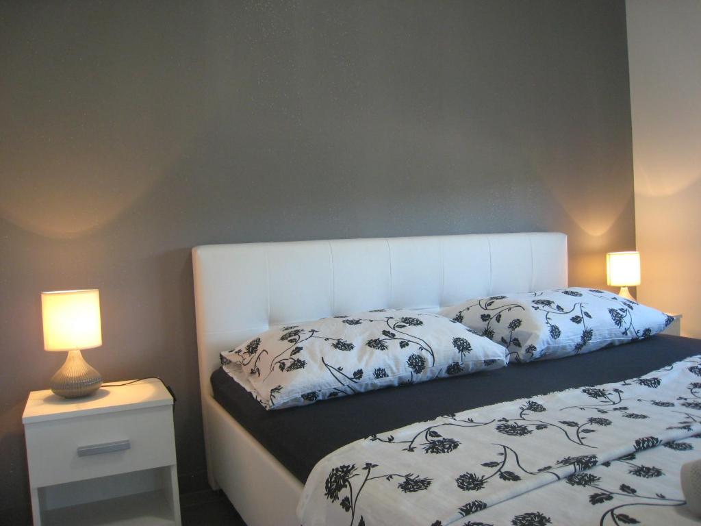 1 dormitorio con 1 cama y 2 lámparas en una mesita de noche en Apartment "MANNA, en Korčula
