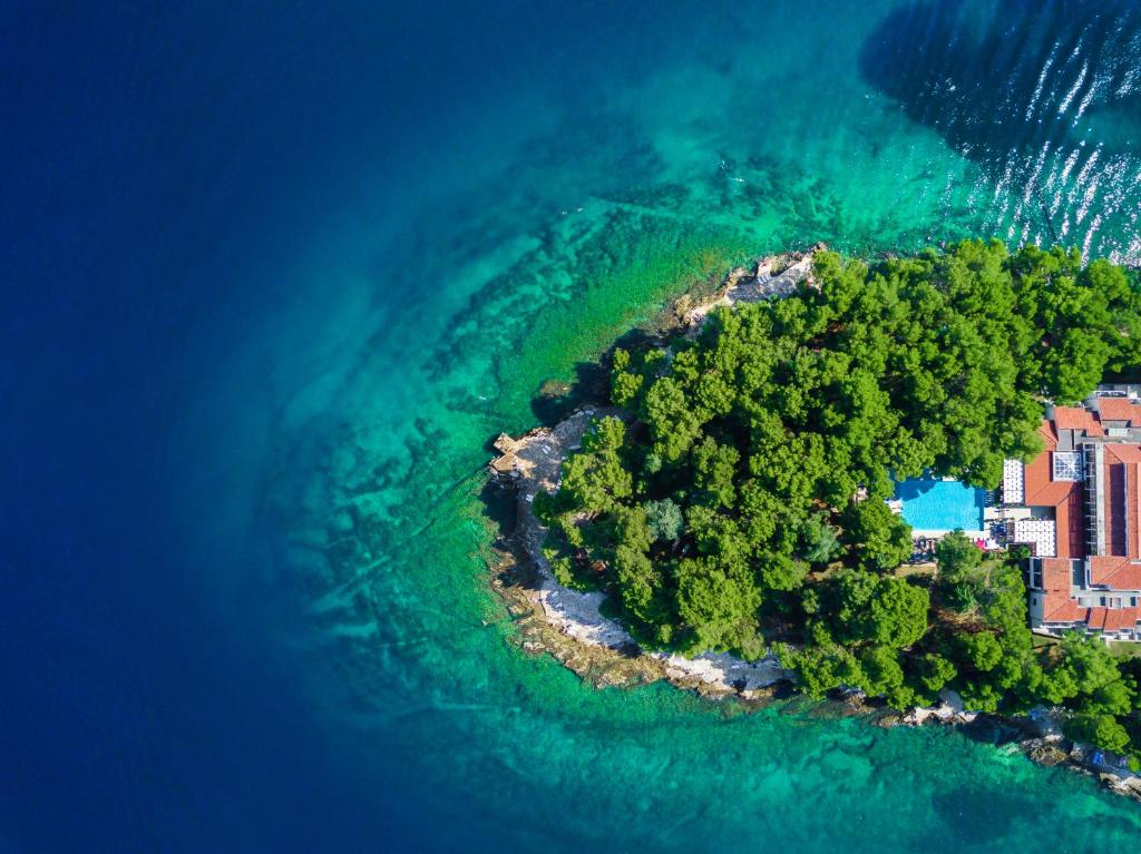 una vista aérea de una isla en el agua en Villa Galijot Plava Laguna, en Poreč