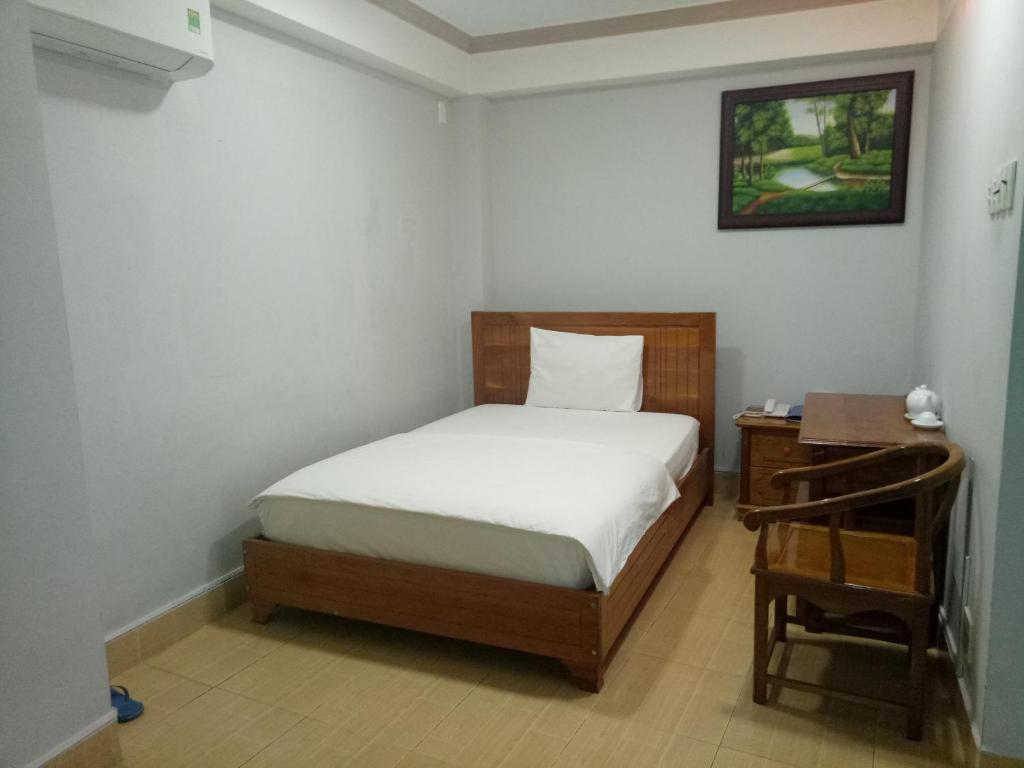 เตียงในห้องที่ Khách sạn Phú An