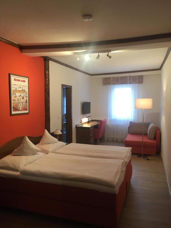 Postel nebo postele na pokoji v ubytování AKZENT Hotel Berg's Alte Bauernschänke- Wellness und Wein