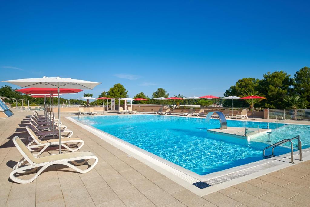 Bazén v ubytování Hotel Molindrio Plava Laguna nebo v jeho okolí