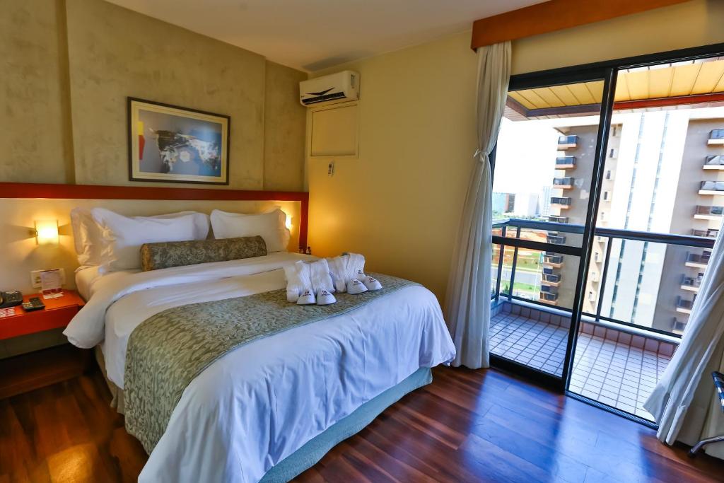 um quarto com uma cama com dois bichos de peluche em Metropolitan Hotel Brasília em Brasília