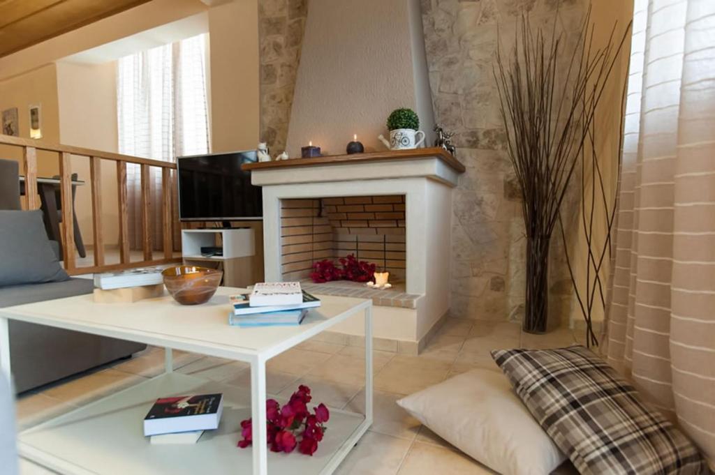 A seating area at Peonia and Ortansia Villas - Few Steps from the beach