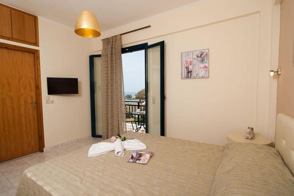 A bed or beds in a room at Peonia and Ortansia Villas - Few Steps from the beach