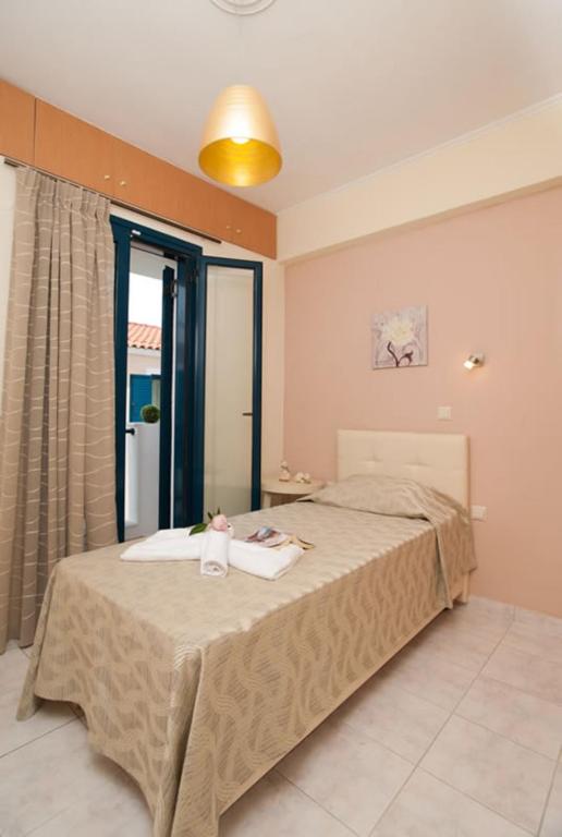 A bed or beds in a room at Peonia and Ortansia Villas - Few Steps from the beach