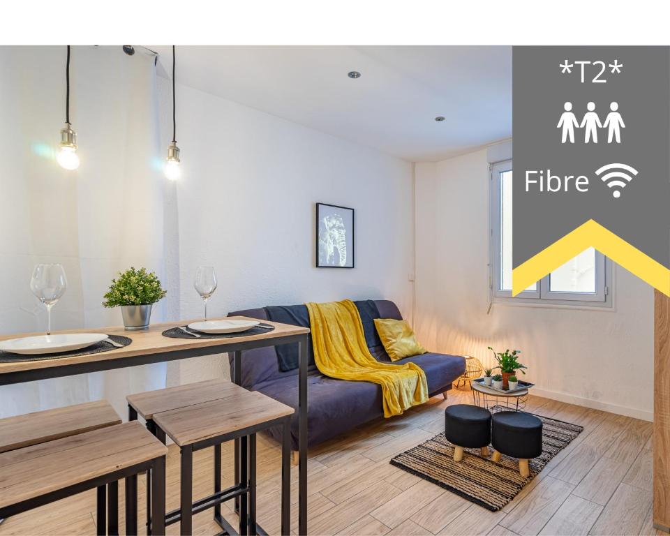 un salon avec un canapé bleu et une flèche jaune dans l'établissement T2 Plage Catalans-Vieux port, à Marseille