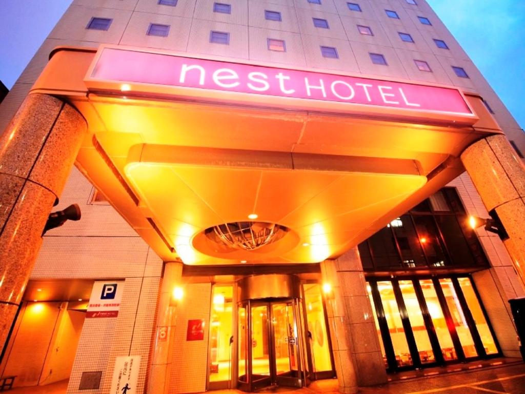 un edificio con una señal de hotel nestel en él en Nest Hotel Sapporo Odori en Sapporo