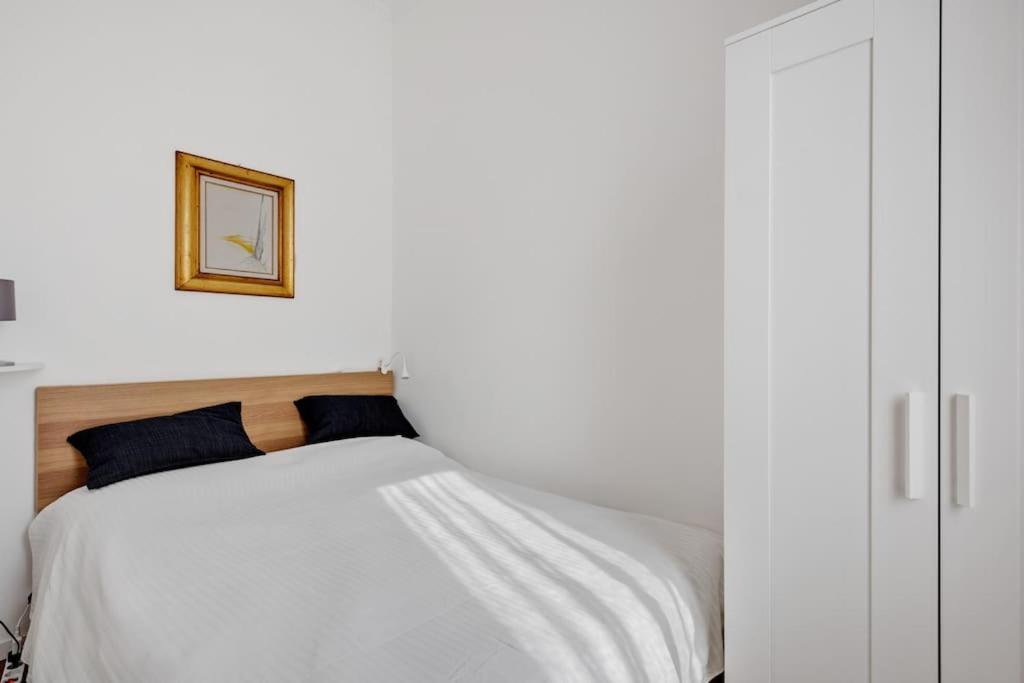 A bed or beds in a room at Easylife - Bello e Luminoso Flat in zona Centrale