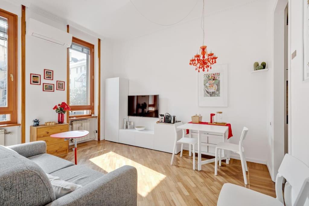 A television and/or entertainment centre at Easylife - Bello e Luminoso Flat in zona Centrale