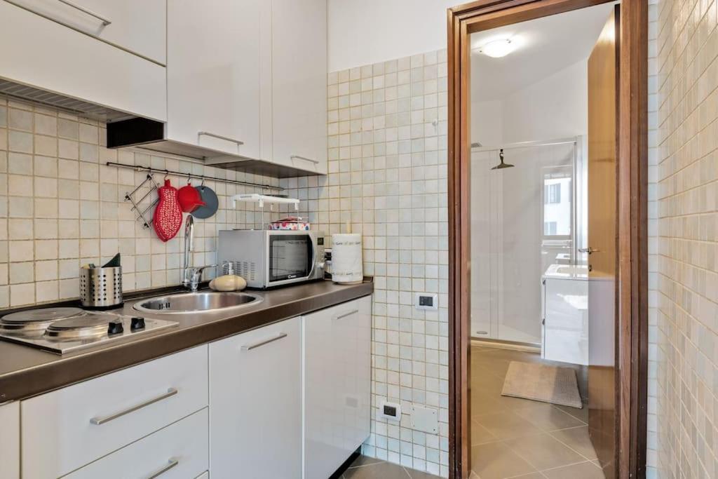 A kitchen or kitchenette at Easylife - Bello e Luminoso Flat in zona Centrale