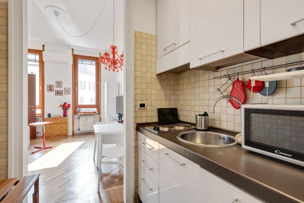 A kitchen or kitchenette at Easylife - Bello e Luminoso Flat in zona Centrale