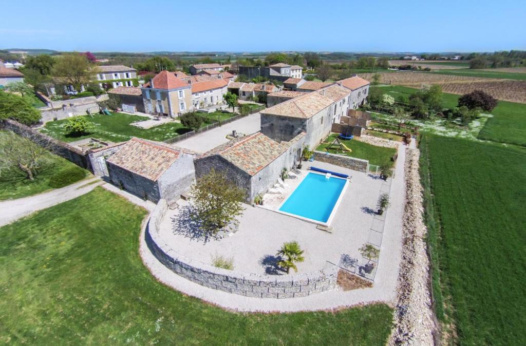 - une vue aérienne sur un domaine avec une piscine dans l'établissement The Courtyard Gites en Charente Charmant Avec Piscine et WIFI Parfait en Famille ou En Couple, à Rouillac