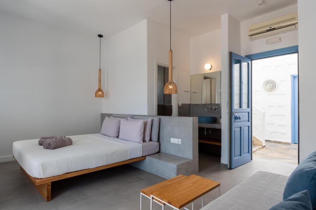 Postel nebo postele na pokoji v ubytování Ihthioessa Boutique Hotel