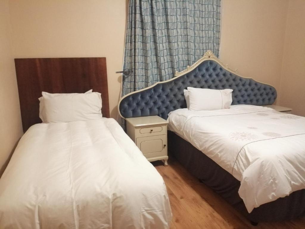 Katil atau katil-katil dalam bilik di Naisar's Apartments Primrose,Johannesburg