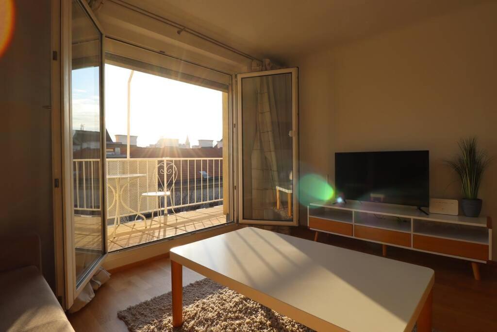 Televízia a/alebo spoločenská miestnosť v ubytovaní Brilliant View: Balcony Home, Modern, Stylish and newly Renovated