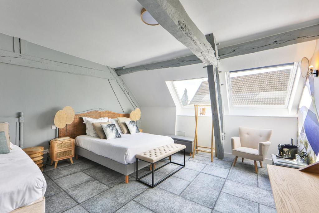 Postel nebo postele na pokoji v ubytování Logis Hôtel & Restaurant du Sauvage