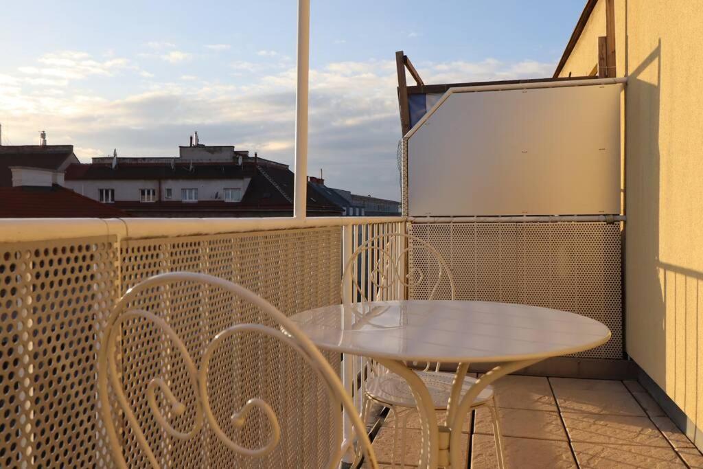 Balkón alebo terasa v ubytovaní Brilliant View: Balcony Home, Modern, Stylish and newly Renovated