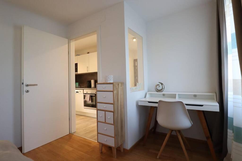 Kuchyňa alebo kuchynka v ubytovaní Brilliant View: Balcony Home, Modern, Stylish and newly Renovated