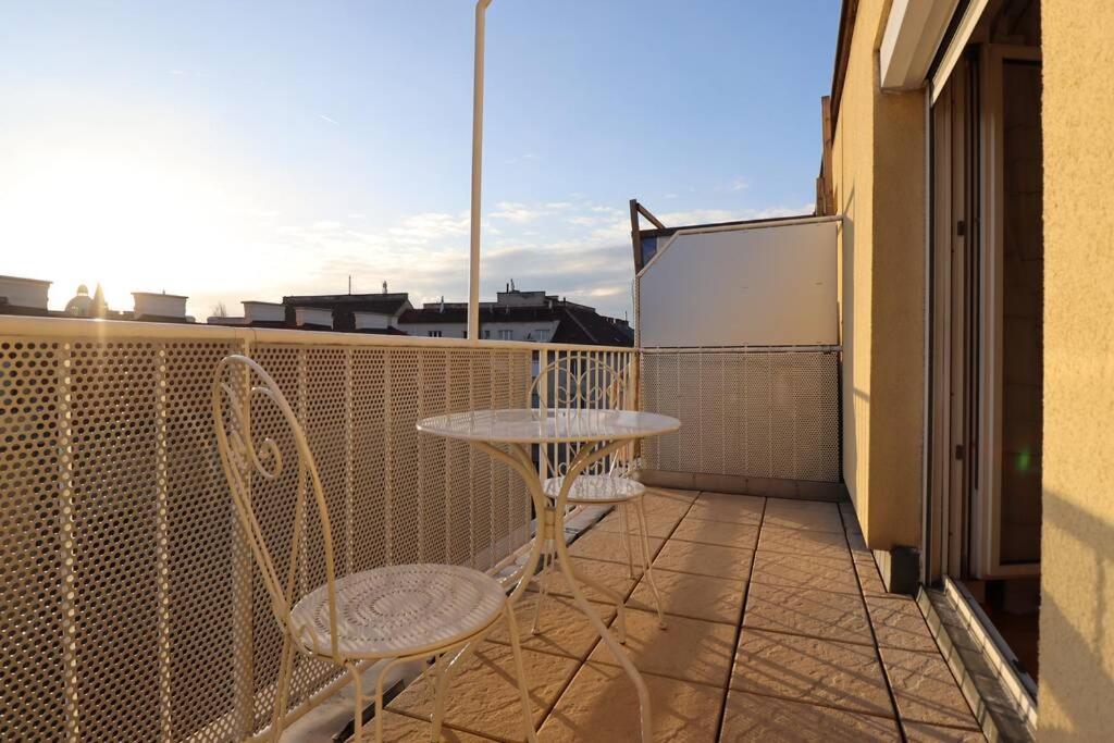 Balkón alebo terasa v ubytovaní Brilliant View: Balcony Home, Modern, Stylish and newly Renovated
