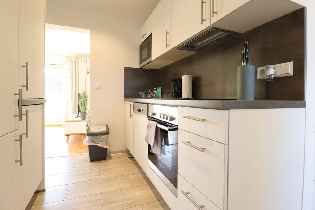 Kuchyňa alebo kuchynka v ubytovaní Brilliant View: Balcony Home, Modern, Stylish and newly Renovated