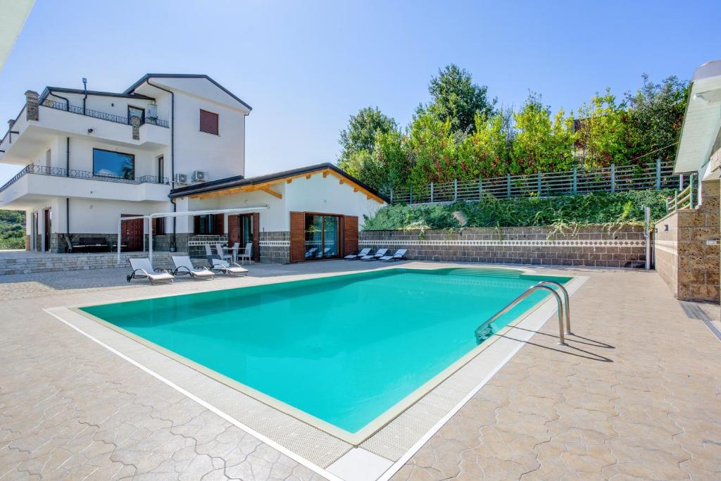 A piscina localizada em 6 bedrooms villa with private pool enclosed garden and wifi at Caiazzo ou nos arredores
