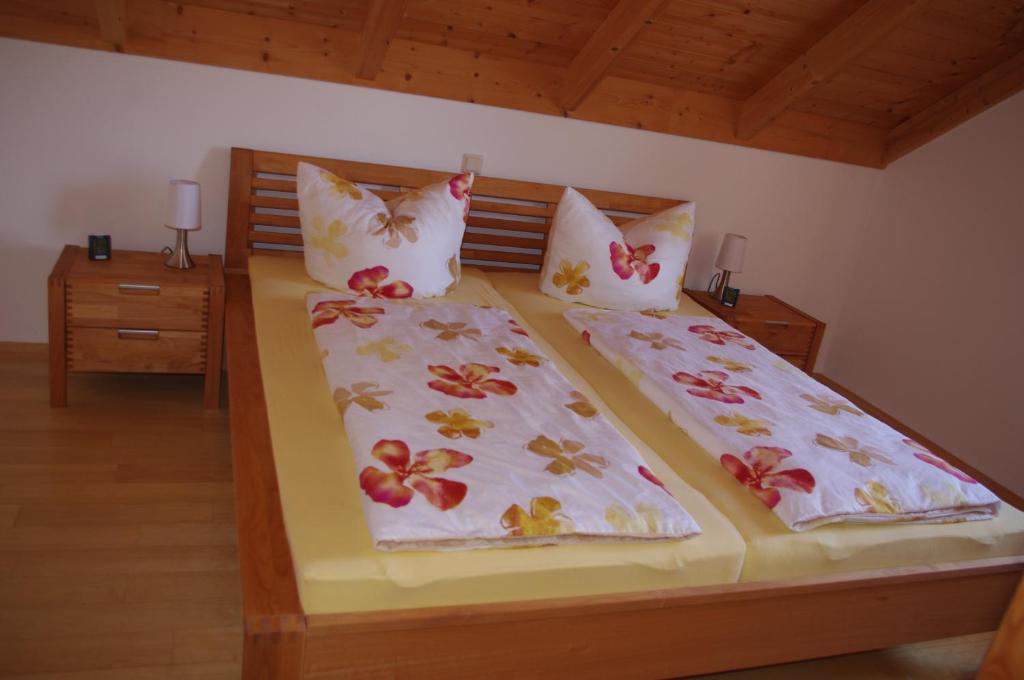 uma cama com duas almofadas em cima em Ferienwohnung Ernst em Riedenburg
