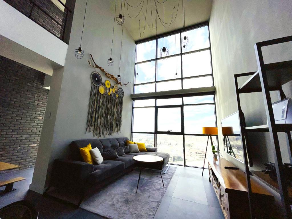 sala de estar con sofá y mesa en Next to the metro station 13th floor Luxury Loft apartment in Nilüfer Bursa, en Bursa