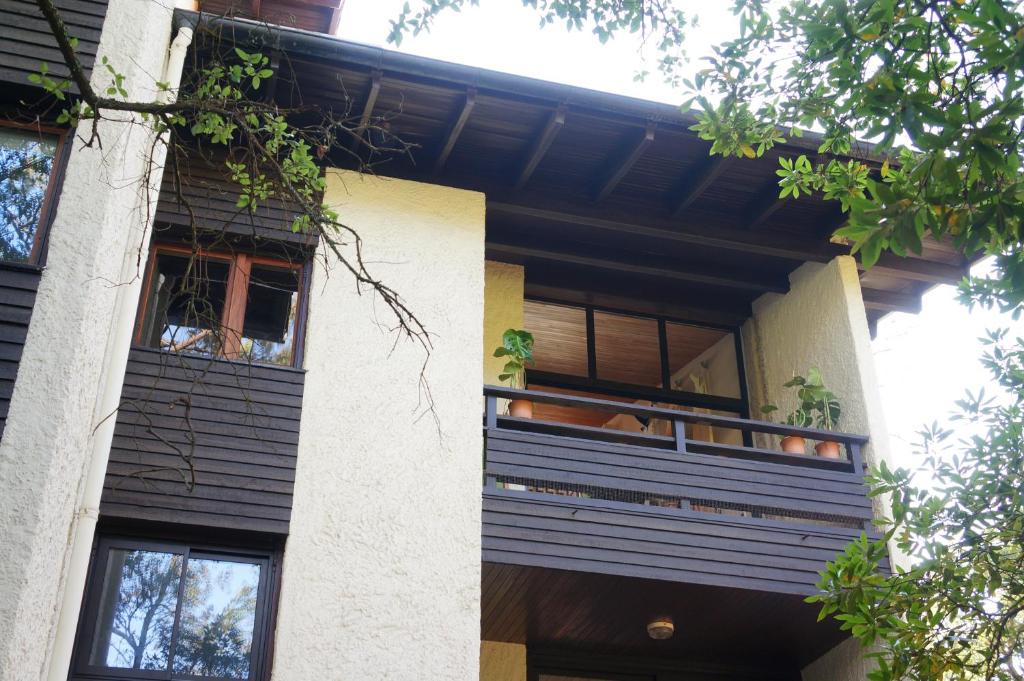 una casa con un balcón con plantas. en Appartement Duplex RS Tursan Pour 5 Personnes Proche De La Plage Des Bourdaines en Seignosse